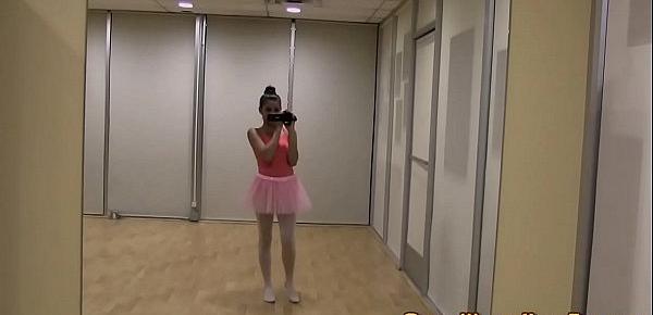  Teen ballerina lick les